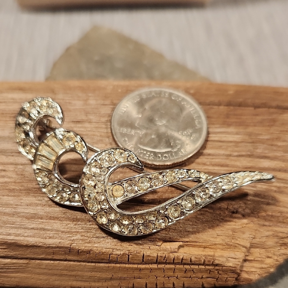 VINTAGE GOLDETTE BROOCH. Rhinestone And Silvertone.